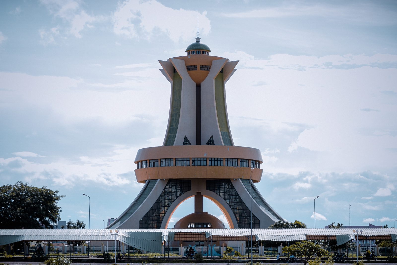 Monument des Héros nationaux à Ouagadougou, illustrant les chantiers suivis au Burkina Faso