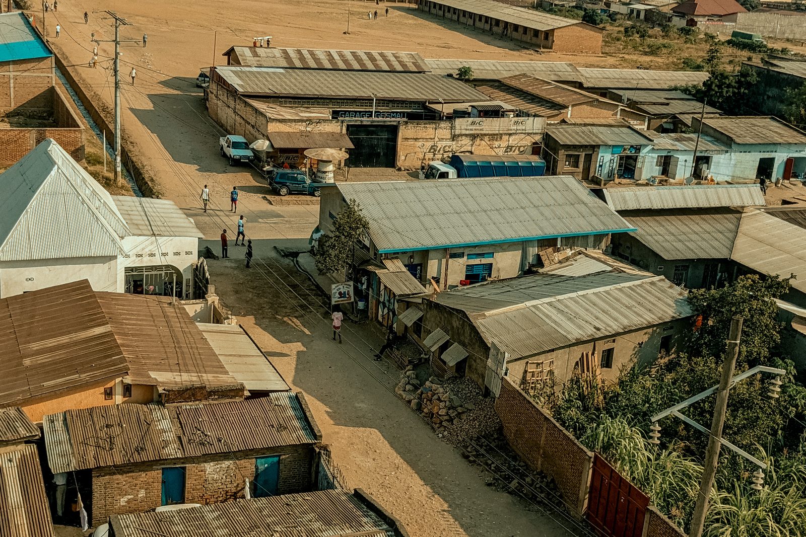 Quartier urbain de Bujumbura, illustrant les chantiers suivis sur terrain en pente au Burundi