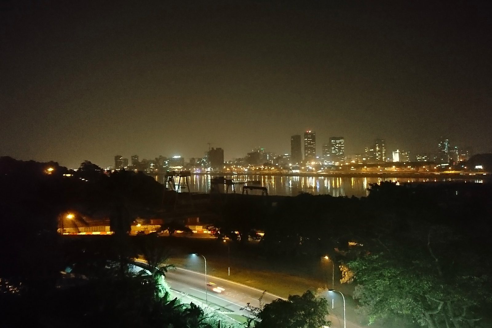Skyline nocturne du Plateau à Abidjan, illustrant les chantiers suivis en Côte d'Ivoire