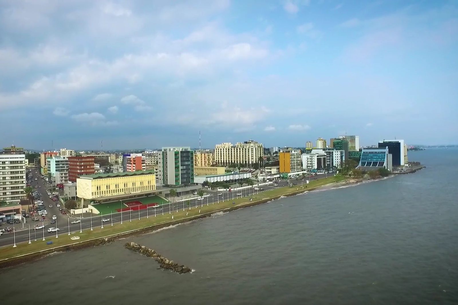 Front de mer du centre-ville de Libreville, illustrant les chantiers suivis en zone équatoriale au Gabon