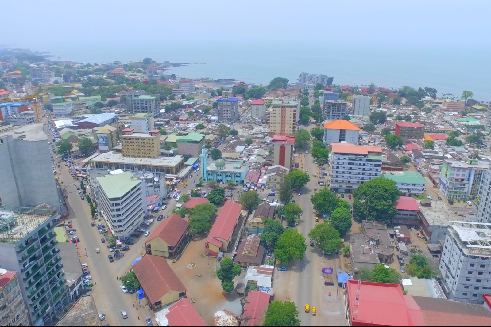 Vue aérienne du centre-ville de Conakry, illustrant les chantiers suivis en Guinée