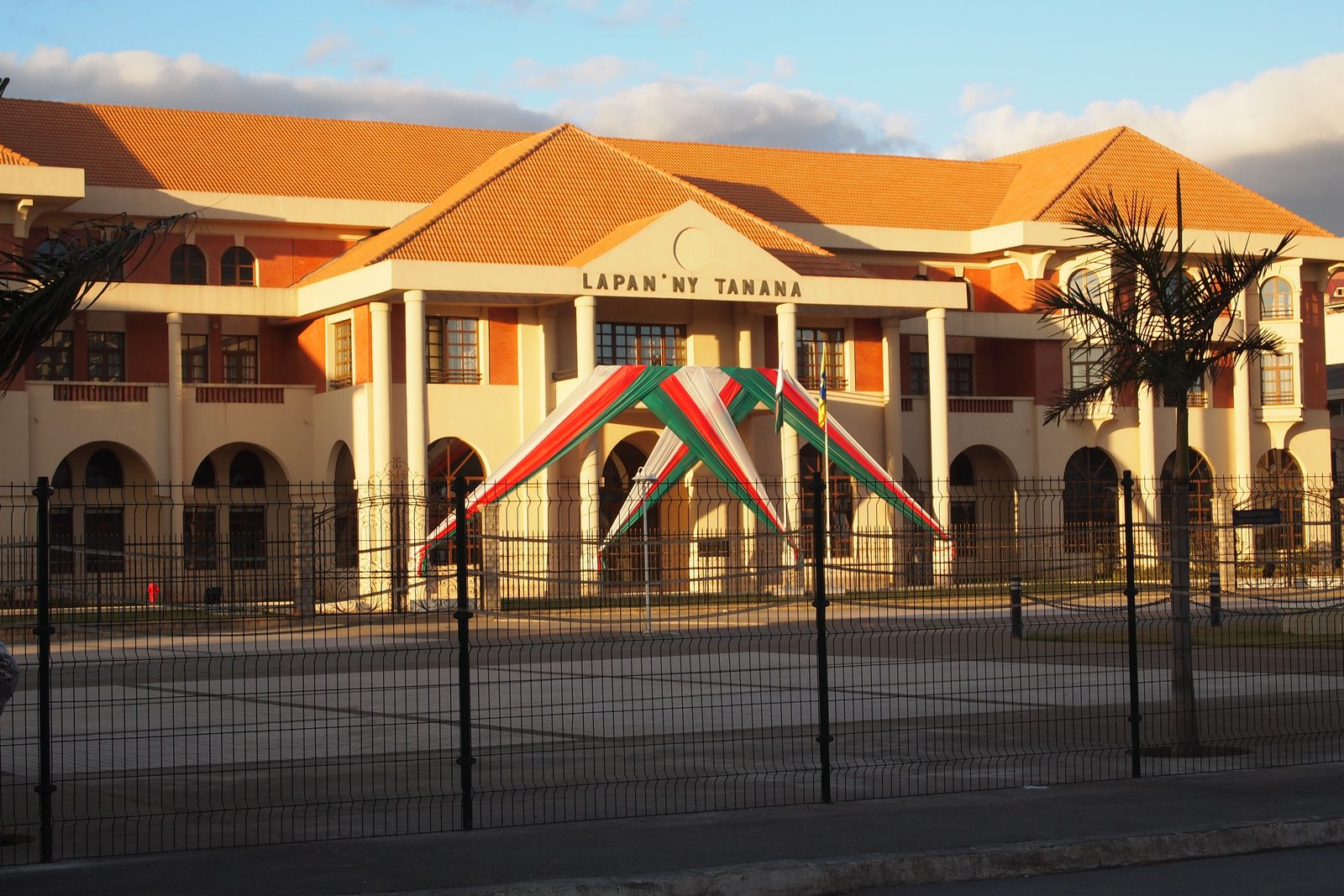 Hôtel de ville d'Antananarivo (Lapan'ny Tanana), illustrant les chantiers suivis à Madagascar