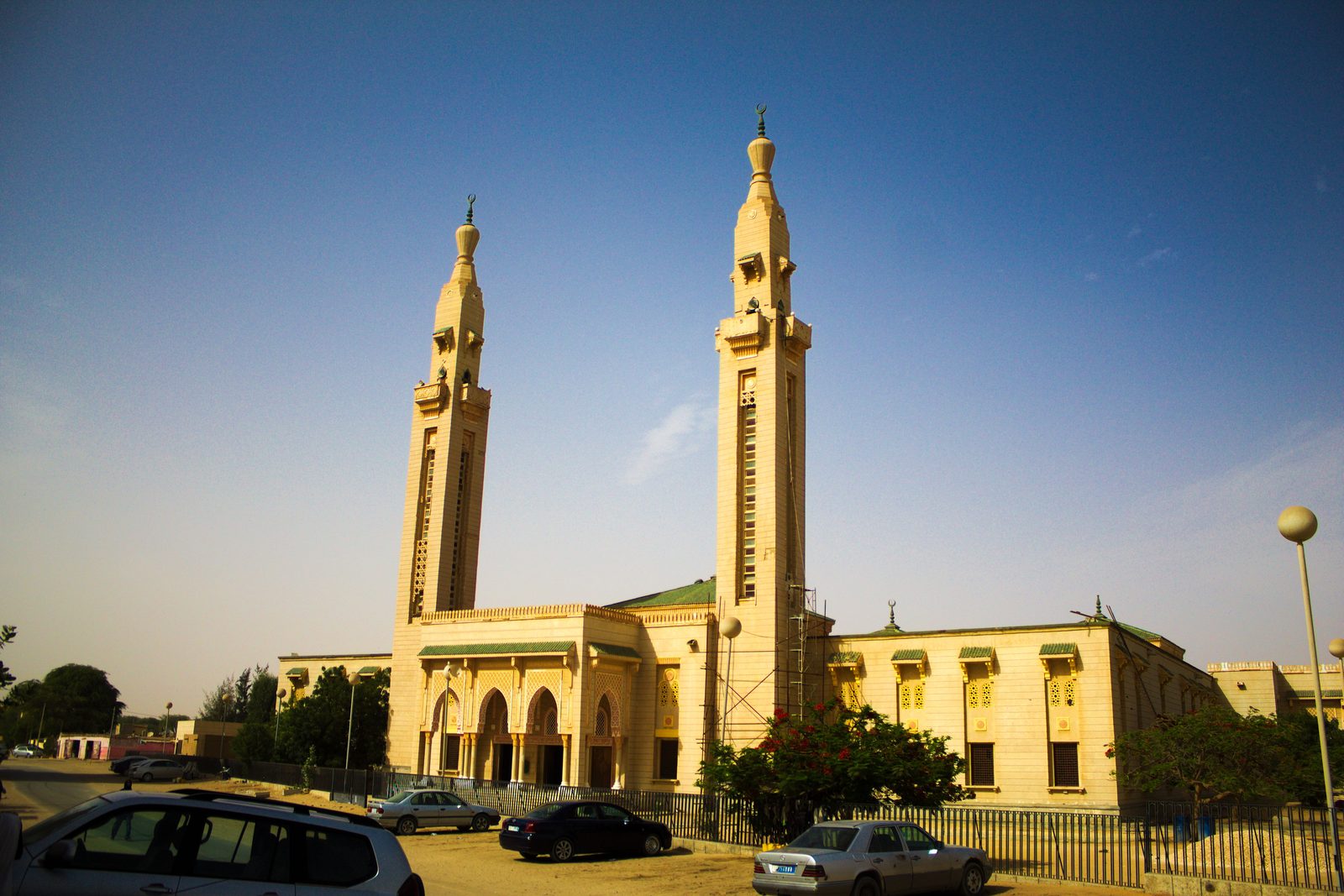 Grande Mosquée saoudienne de Nouakchott, illustrant les chantiers suivis en zone désertique en Mauritanie