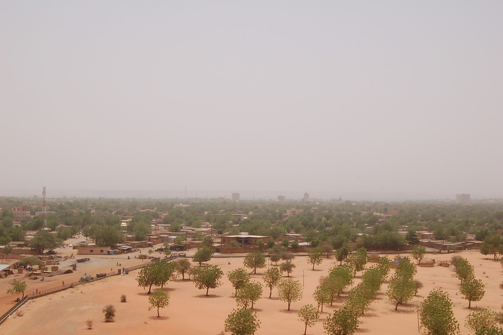 Vue de Niamey depuis la Grande Mosquée, illustrant les chantiers suivis sous forte chaleur au Niger