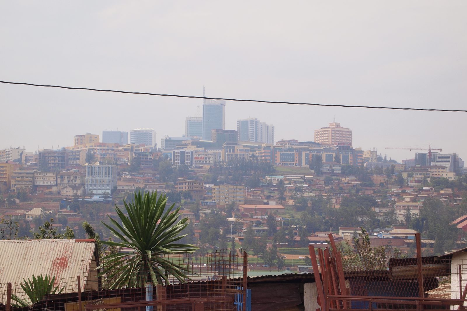 Skyline de Kigali vu depuis la colline du Mémorial du génocide, illustrant les chantiers suivis sur terrain en pente au Rwanda
