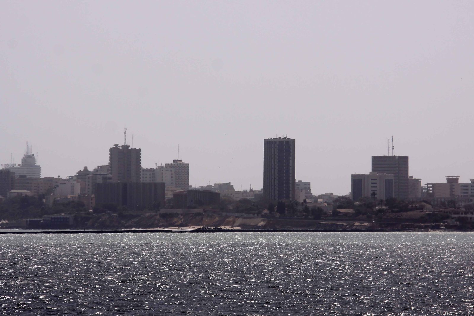 Skyline de Dakar vu depuis la mer, illustrant les chantiers suivis au Sénégal