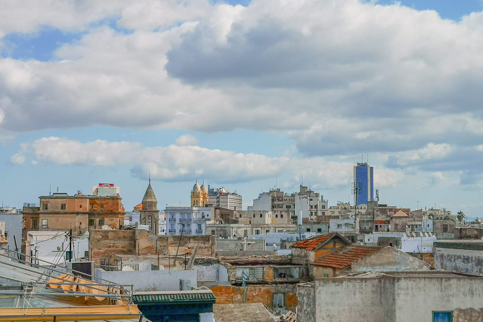 Vue des toits du centre-ville de Tunis, siège historique du bureau de contrôle et suivi des travaux